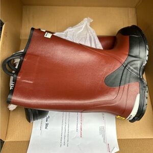 New in Box Salisbury 21455WT Lineman's 17-in Red/Black Size 12 Overshoe Boots